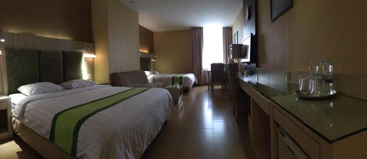 פורווקרטו Hotel Wisata Niaga מראה חיצוני תמונה